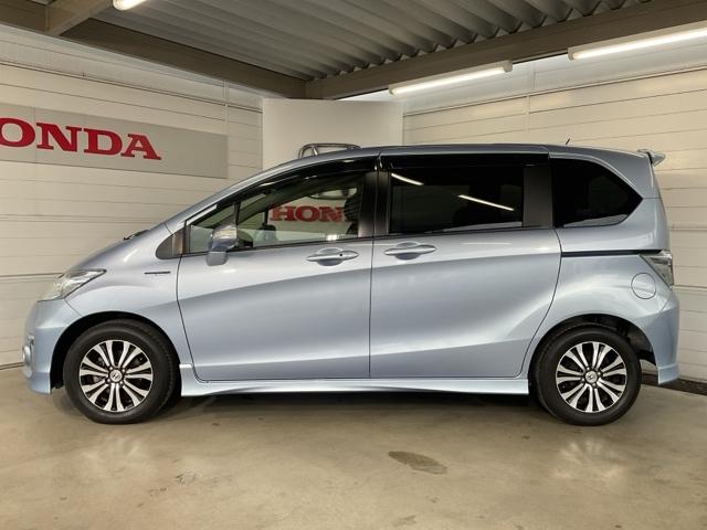 フリードハイブリッド ジャストセレクション　ワンオーナー　純正リア席ミニター　両側電動スライドドア　ナビテレビ　セキュリティー　禁煙　横滑り防止機能　記録簿　オートクルーズ　地デジ　エアバック　クリアランスソナー　ベンチシート　ウォークスルー（5枚目）