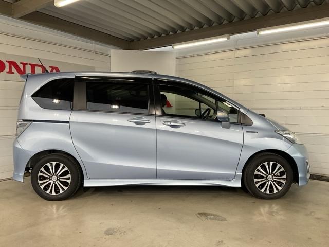 フリードハイブリッド ジャストセレクション　ワンオーナー　純正リア席ミニター　両側電動スライドドア　ナビテレビ　セキュリティー　禁煙　横滑り防止機能　記録簿　オートクルーズ　地デジ　エアバック　クリアランスソナー　ベンチシート　ウォークスルー（9枚目）