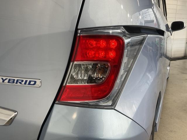 フリードハイブリッド ジャストセレクション　ワンオーナー　純正リア席ミニター　両側電動スライドドア　ナビテレビ　セキュリティー　禁煙　横滑り防止機能　記録簿　オートクルーズ　地デジ　エアバック　クリアランスソナー　ベンチシート　ウォークスルー（12枚目）