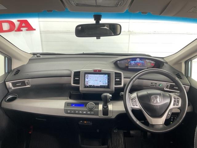 フリードハイブリッド ジャストセレクション　ワンオーナー　純正リア席ミニター　両側電動スライドドア　ナビテレビ　セキュリティー　禁煙　横滑り防止機能　記録簿　オートクルーズ　地デジ　エアバック　クリアランスソナー　ベンチシート　ウォークスルー（13枚目）