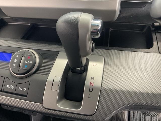 フリードハイブリッド ジャストセレクション　ワンオーナー　純正リア席ミニター　両側電動スライドドア　ナビテレビ　セキュリティー　禁煙　横滑り防止機能　記録簿　オートクルーズ　地デジ　エアバック　クリアランスソナー　ベンチシート　ウォークスルー（15枚目）