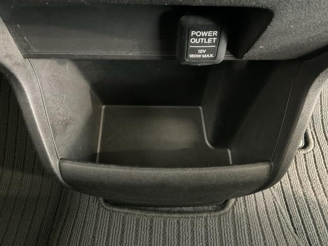 フリードハイブリッド ジャストセレクション　ワンオーナー　純正リア席ミニター　両側電動スライドドア　ナビテレビ　セキュリティー　禁煙　横滑り防止機能　記録簿　オートクルーズ　地デジ　エアバック　クリアランスソナー　ベンチシート　ウォークスルー（29枚目）