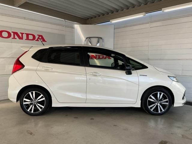 フィットハイブリッド Ｓホンダセンシング　ワンオーナー　スマ－トキ－　ナビＴＶ　禁煙　アクティブクルーズコントロール　パワーウインドウ　サイドエアバック　ＤＶＤ再生　パワーステアリング　整備記録簿　ＬＥＤヘッドランプ　ＡＢＳ　盗難防止装置（9枚目）