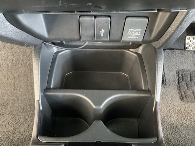 フィットハイブリッド Ｓホンダセンシング　ワンオーナー　スマ－トキ－　ナビＴＶ　禁煙　アクティブクルーズコントロール　パワーウインドウ　サイドエアバック　ＤＶＤ再生　パワーステアリング　整備記録簿　ＬＥＤヘッドランプ　ＡＢＳ　盗難防止装置（32枚目）