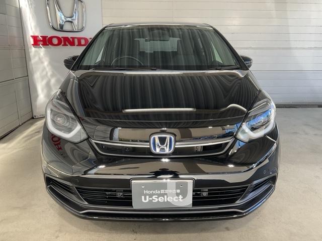 フィット ｅ：ＨＥＶホーム　当社デモカー　前後純正ドラレコ装着車　前後誤発進抑制機能　クリソナ　助手席エアバッグ　運転席エアバッグ　１オナ　アイドリングストップ　禁煙　ＬＥＤライト　バックカメラ　ＡＢＳ　サイドエアバッグ　ＶＳＡ（3枚目）