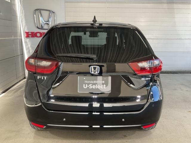 フィット ｅ：ＨＥＶホーム　当社デモカー　前後純正ドラレコ装着車　前後誤発進抑制機能　クリソナ　助手席エアバッグ　運転席エアバッグ　１オナ　アイドリングストップ　禁煙　ＬＥＤライト　バックカメラ　ＡＢＳ　サイドエアバッグ　ＶＳＡ（7枚目）