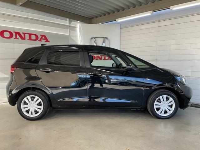 フィット ｅ：ＨＥＶホーム　当社デモカー　前後純正ドラレコ装着車　前後誤発進抑制機能　クリソナ　助手席エアバッグ　運転席エアバッグ　１オナ　アイドリングストップ　禁煙　ＬＥＤライト　バックカメラ　ＡＢＳ　サイドエアバッグ　ＶＳＡ（9枚目）