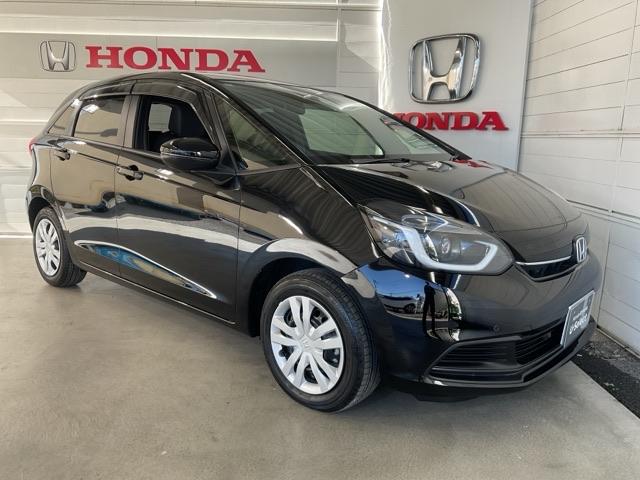 フィット ｅ：ＨＥＶホーム　当社デモカー　前後純正ドラレコ装着車　前後誤発進抑制機能　クリソナ　助手席エアバッグ　運転席エアバッグ　１オナ　アイドリングストップ　禁煙　ＬＥＤライト　バックカメラ　ＡＢＳ　サイドエアバッグ　ＶＳＡ（10枚目）