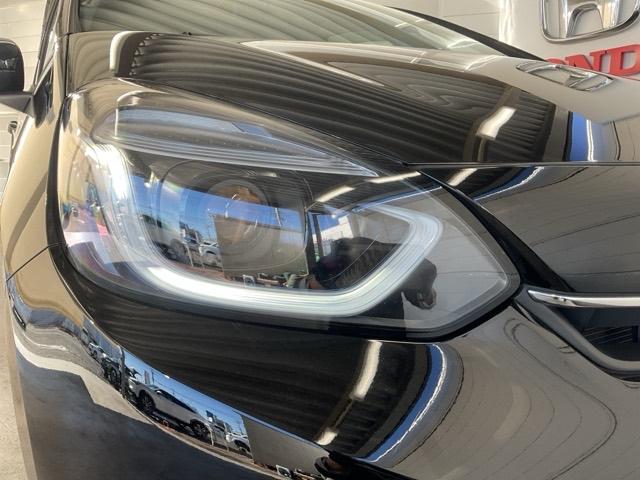 フィット ｅ：ＨＥＶホーム　当社デモカー　前後純正ドラレコ装着車　前後誤発進抑制機能　クリソナ　助手席エアバッグ　運転席エアバッグ　１オナ　アイドリングストップ　禁煙　ＬＥＤライト　バックカメラ　ＡＢＳ　サイドエアバッグ　ＶＳＡ（11枚目）