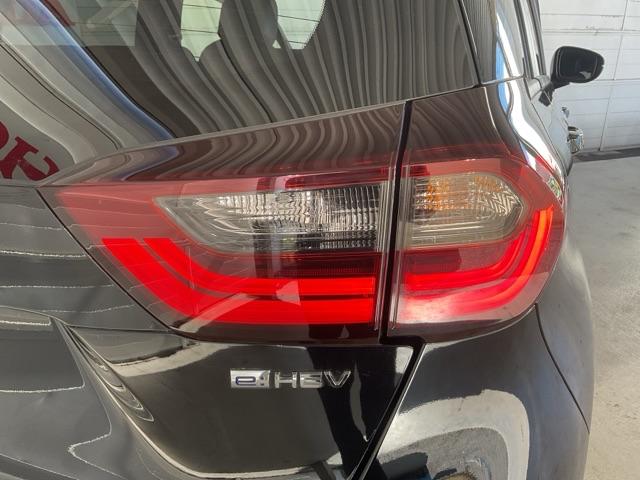 フィット ｅ：ＨＥＶホーム　当社デモカー　前後純正ドラレコ装着車　前後誤発進抑制機能　クリソナ　助手席エアバッグ　運転席エアバッグ　１オナ　アイドリングストップ　禁煙　ＬＥＤライト　バックカメラ　ＡＢＳ　サイドエアバッグ　ＶＳＡ（12枚目）