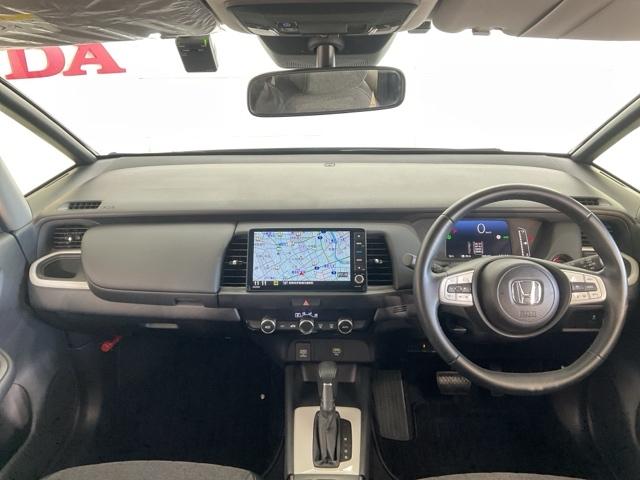 フィット ｅ：ＨＥＶホーム　当社デモカー　前後純正ドラレコ装着車　前後誤発進抑制機能　クリソナ　助手席エアバッグ　運転席エアバッグ　１オナ　アイドリングストップ　禁煙　ＬＥＤライト　バックカメラ　ＡＢＳ　サイドエアバッグ　ＶＳＡ（13枚目）