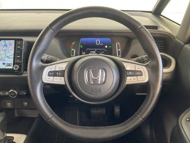 フィット ｅ：ＨＥＶホーム　当社デモカー　前後純正ドラレコ装着車　前後誤発進抑制機能　クリソナ　助手席エアバッグ　運転席エアバッグ　１オナ　アイドリングストップ　禁煙　ＬＥＤライト　バックカメラ　ＡＢＳ　サイドエアバッグ　ＶＳＡ（14枚目）