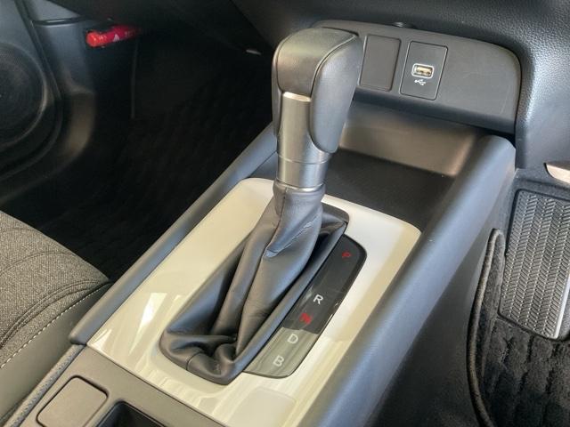 フィット ｅ：ＨＥＶホーム　当社デモカー　前後純正ドラレコ装着車　前後誤発進抑制機能　クリソナ　助手席エアバッグ　運転席エアバッグ　１オナ　アイドリングストップ　禁煙　ＬＥＤライト　バックカメラ　ＡＢＳ　サイドエアバッグ　ＶＳＡ（15枚目）