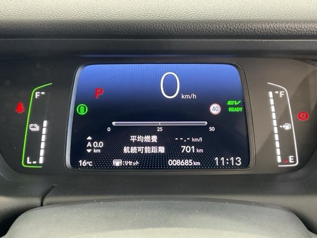 フィット ｅ：ＨＥＶホーム　当社デモカー　前後純正ドラレコ装着車　前後誤発進抑制機能　クリソナ　助手席エアバッグ　運転席エアバッグ　１オナ　アイドリングストップ　禁煙　ＬＥＤライト　バックカメラ　ＡＢＳ　サイドエアバッグ　ＶＳＡ（16枚目）