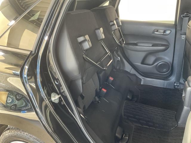 フィット ｅ：ＨＥＶホーム　当社デモカー　前後純正ドラレコ装着車　前後誤発進抑制機能　クリソナ　助手席エアバッグ　運転席エアバッグ　１オナ　アイドリングストップ　禁煙　ＬＥＤライト　バックカメラ　ＡＢＳ　サイドエアバッグ　ＶＳＡ（19枚目）