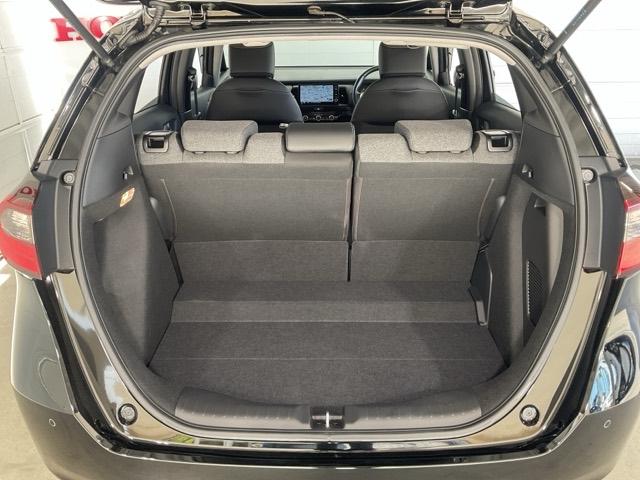 フィット ｅ：ＨＥＶホーム　当社デモカー　前後純正ドラレコ装着車　前後誤発進抑制機能　クリソナ　助手席エアバッグ　運転席エアバッグ　１オナ　アイドリングストップ　禁煙　ＬＥＤライト　バックカメラ　ＡＢＳ　サイドエアバッグ　ＶＳＡ（20枚目）