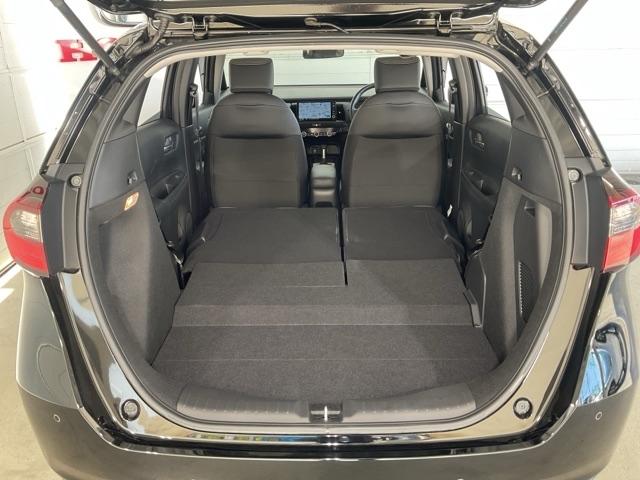 フィット ｅ：ＨＥＶホーム　当社デモカー　前後純正ドラレコ装着車　前後誤発進抑制機能　クリソナ　助手席エアバッグ　運転席エアバッグ　１オナ　アイドリングストップ　禁煙　ＬＥＤライト　バックカメラ　ＡＢＳ　サイドエアバッグ　ＶＳＡ（21枚目）