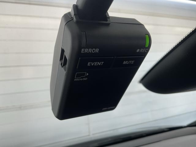 フィット ｅ：ＨＥＶホーム　当社デモカー　前後純正ドラレコ装着車　前後誤発進抑制機能　クリソナ　助手席エアバッグ　運転席エアバッグ　１オナ　アイドリングストップ　禁煙　ＬＥＤライト　バックカメラ　ＡＢＳ　サイドエアバッグ　ＶＳＡ（30枚目）