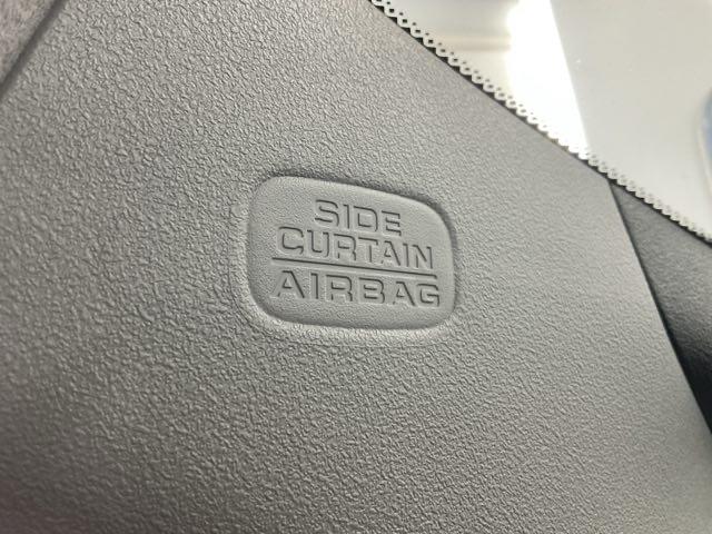 フィット ｅ：ＨＥＶホーム　当社デモカー　前後純正ドラレコ装着車　前後誤発進抑制機能　クリソナ　助手席エアバッグ　運転席エアバッグ　１オナ　アイドリングストップ　禁煙　ＬＥＤライト　バックカメラ　ＡＢＳ　サイドエアバッグ　ＶＳＡ（33枚目）