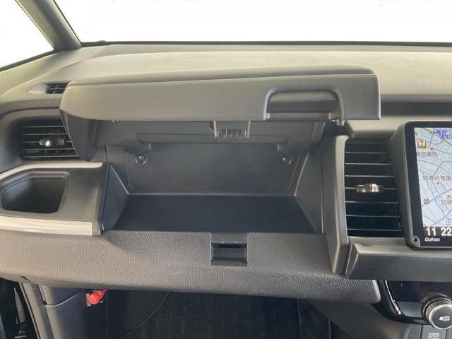 フィット ｅ：ＨＥＶホーム　当社デモカー　前後純正ドラレコ装着車　前後誤発進抑制機能　クリソナ　助手席エアバッグ　運転席エアバッグ　１オナ　アイドリングストップ　禁煙　ＬＥＤライト　バックカメラ　ＡＢＳ　サイドエアバッグ　ＶＳＡ（35枚目）