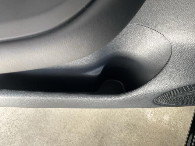 フィット ｅ：ＨＥＶホーム　当社デモカー　前後純正ドラレコ装着車　前後誤発進抑制機能　クリソナ　助手席エアバッグ　運転席エアバッグ　１オナ　アイドリングストップ　禁煙　ＬＥＤライト　バックカメラ　ＡＢＳ　サイドエアバッグ　ＶＳＡ（39枚目）