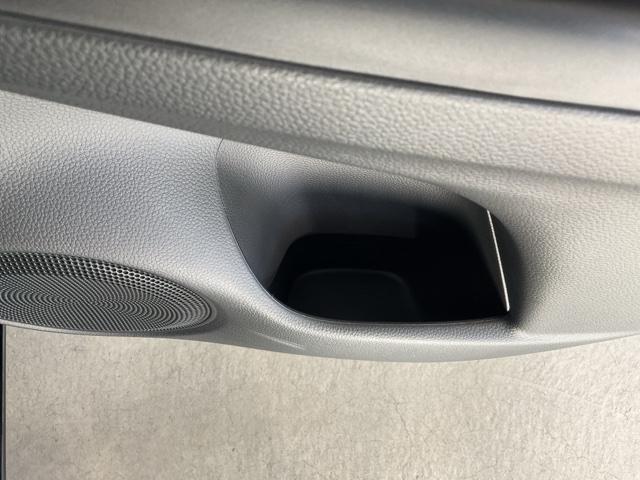 フィット ｅ：ＨＥＶホーム　当社デモカー　前後純正ドラレコ装着車　前後誤発進抑制機能　クリソナ　助手席エアバッグ　運転席エアバッグ　１オナ　アイドリングストップ　禁煙　ＬＥＤライト　バックカメラ　ＡＢＳ　サイドエアバッグ　ＶＳＡ（40枚目）