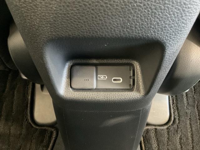 フィット ｅ：ＨＥＶホーム　当社デモカー　前後純正ドラレコ装着車　前後誤発進抑制機能　クリソナ　助手席エアバッグ　運転席エアバッグ　１オナ　アイドリングストップ　禁煙　ＬＥＤライト　バックカメラ　ＡＢＳ　サイドエアバッグ　ＶＳＡ（41枚目）