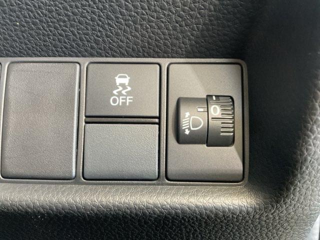 フィット ｅ：ＨＥＶホーム　当社デモカー　前後純正ドラレコ装着車　前後誤発進抑制機能　クリソナ　助手席エアバッグ　運転席エアバッグ　１オナ　アイドリングストップ　禁煙　ＬＥＤライト　バックカメラ　ＡＢＳ　サイドエアバッグ　ＶＳＡ（42枚目）