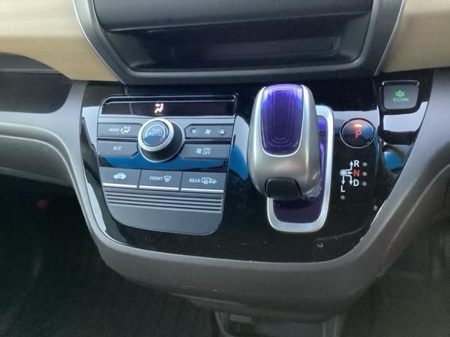 フリードハイブリッド ハイブリッド・Ｇホンダセンシング　前後純正ドラレコ装着車　軽減ブレーキ　キーフリーシステム　１オ－ナ－　記録簿　ＤＶＤ再生可能　ＥＣＯＮ　禁煙　後カメラ　Ａクルーズ　地デジフルセグＴＶ　ＬＥＤヘッドランプ　横滑防止　ドライブレコーダ（14枚目）