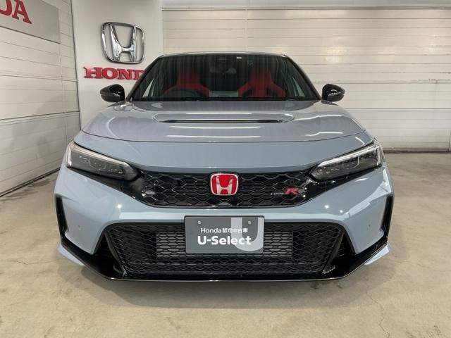 �s�x�o�d�q�̃A�C�f���e�B�e�B�[�ł���Ԃ̃G���u�����A�V���[�v�ȃw�b�h���C�g�ƃt�����g�O�������X�^�C���������������܂��B