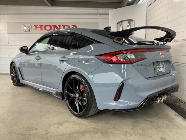 �j�����u���N�����N��A�E�g�o�[���Ȃǂ̎��n���s�����x�ƂȂ��s���ᖡ�E���؂��ꂽ�A��^���A�X�|�C���[���͂��߂Ƃ���G�A���p�[�c�𑕒��B