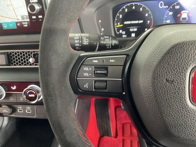 �X�e�A�����O�̍����ɂ̓I�[�f�B�I�R���g���[���X�C�b�`�𑕔��I