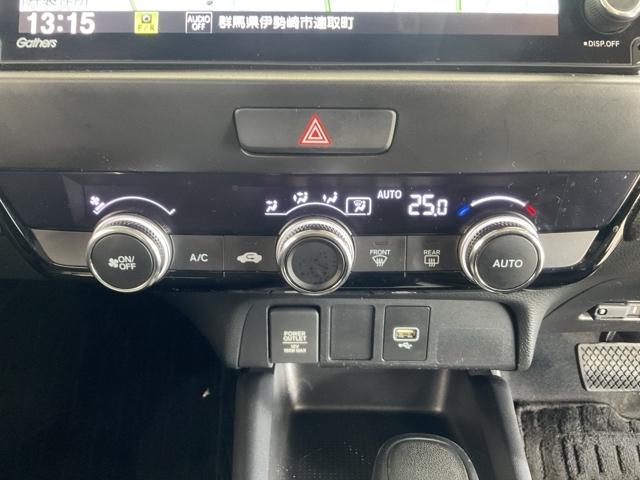 フィット ｅ：ＨＥＶホーム　前後純正ドラレコ装着車　前後誤発進抑制機能　クリソナ　助手席エアバッグ　運転席エアバッグ　アイドリングストップ　禁煙　ＬＥＤライト　バックカメラ　ＡＢＳ　サイドエアバッグ　オートクルーズコントロール（32枚目）