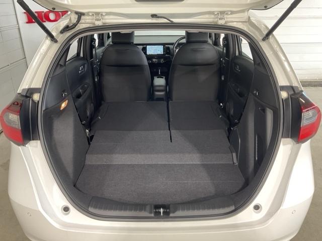 フィット ｅ：ＨＥＶホーム　当社レンタカー使用車　前後純正ドラレコ装着　前後誤発進抑制機能　クリソナ　助手席エアバッグ　運転席エアバッグ　アイドリングストップ　禁煙　ＬＥＤライト　バックカメラ　ＡＢＳ　サイドエアバッグ　キーレス（21枚目）