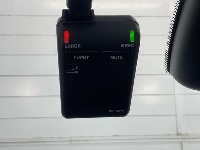 フィット ｅ：ＨＥＶホーム　当社レンタカー使用車　前後純正ドラレコ装着　前後誤発進抑制機能　クリソナ　助手席エアバッグ　運転席エアバッグ　アイドリングストップ　禁煙　ＬＥＤライト　バックカメラ　ＡＢＳ　サイドエアバッグ　キーレス（30枚目）