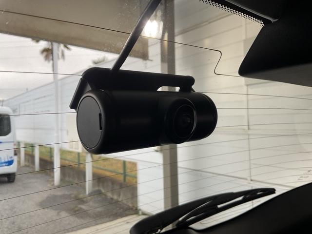 フィット ｅ：ＨＥＶホーム　当社レンタカー使用車　前後純正ドラレコ装着　前後誤発進抑制機能　クリソナ　助手席エアバッグ　運転席エアバッグ　アイドリングストップ　禁煙　ＬＥＤライト　バックカメラ　ＡＢＳ　サイドエアバッグ　キーレス（31枚目）