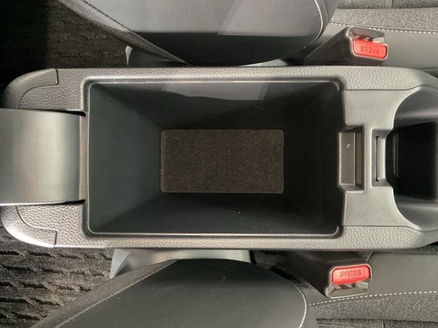 フィット ｅ：ＨＥＶホーム　当社レンタカー使用車　前後純正ドラレコ装着　前後誤発進抑制機能　クリソナ　助手席エアバッグ　運転席エアバッグ　アイドリングストップ　禁煙　ＬＥＤライト　バックカメラ　ＡＢＳ　サイドエアバッグ　キーレス（37枚目）