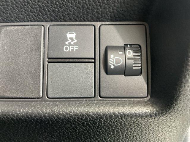 フィット ｅ：ＨＥＶホーム　当社レンタカー使用車　前後純正ドラレコ装着　前後誤発進抑制機能　クリソナ　助手席エアバッグ　運転席エアバッグ　アイドリングストップ　禁煙　ＬＥＤライト　バックカメラ　ＡＢＳ　サイドエアバッグ　キーレス（42枚目）