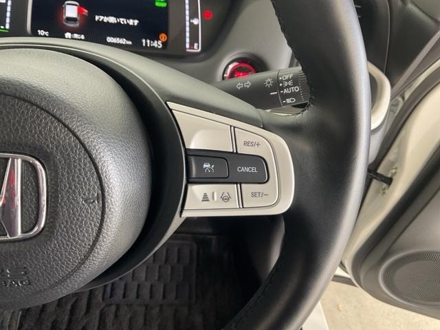 フィット ｅ：ＨＥＶホーム　当社レンタカー使用車　前後純正ドラレコ装着　前後誤発進抑制機能　クリソナ　助手席エアバッグ　運転席エアバッグ　アイドリングストップ　禁煙　ＬＥＤライト　バックカメラ　ＡＢＳ　サイドエアバッグ　キーレス（47枚目）