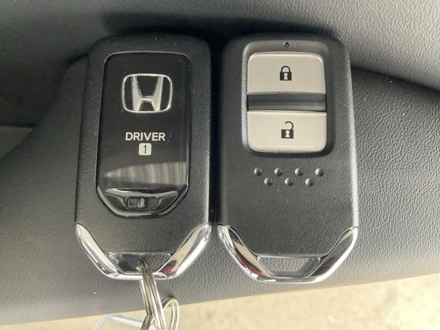 フィット ｅ：ＨＥＶホーム　当社レンタカー使用車　前後純正ドラレコ装着　前後誤発進抑制機能　クリソナ　助手席エアバッグ　運転席エアバッグ　アイドリングストップ　禁煙　ＬＥＤライト　バックカメラ　ＡＢＳ　サイドエアバッグ　キーレス（49枚目）