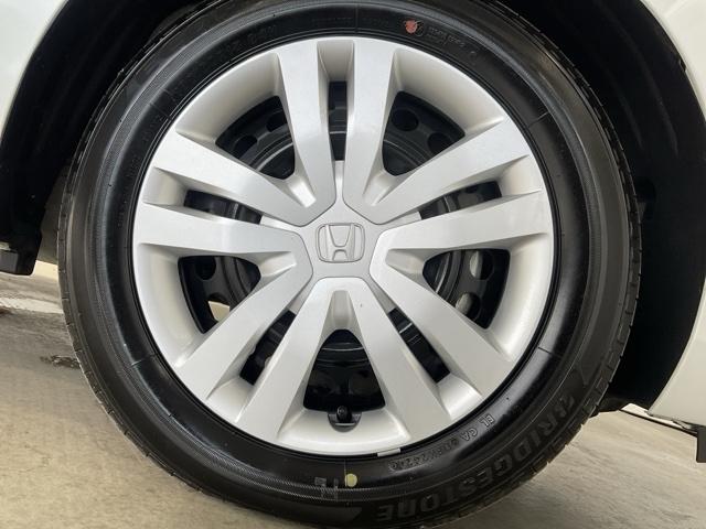 フィット ｅ：ＨＥＶホーム　当社レンタカー使用車　前後純正ドラレコ装着　前後誤発進抑制機能　クリソナ　助手席エアバッグ　運転席エアバッグ　アイドリングストップ　禁煙　ＬＥＤライト　バックカメラ　ＡＢＳ　サイドエアバッグ　キーレス（50枚目）