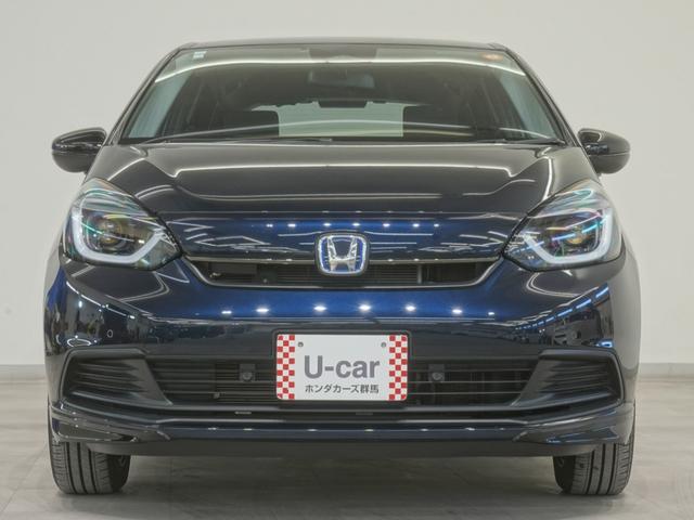 フィット ｅ：ＨＥＶホームブラックスタイル　当社デモカー９インチプレミアムインターナビ　バックカメラ　ホンダセンシング　ＬＥＤオートライト　パーキングソナー　Ｂカメラ　ＤＶＤ再生　アイドリングストップ　オートクルーズコントロール　ＥＴＣ　４ＷＤ（6枚目）