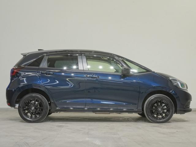 フィット ｅ：ＨＥＶホームブラックスタイル　当社デモカー９インチプレミアムインターナビ　バックカメラ　ホンダセンシング　ＬＥＤオートライト　パーキングソナー　Ｂカメラ　ＤＶＤ再生　アイドリングストップ　オートクルーズコントロール　ＥＴＣ　４ＷＤ（7枚目）