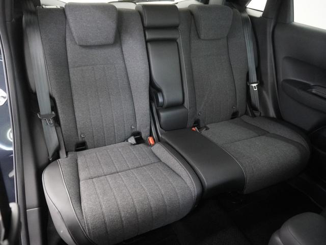 フィット ｅ：ＨＥＶホームブラックスタイル　当社デモカー９インチプレミアムインターナビ　バックカメラ　ホンダセンシング　ＬＥＤオートライト　パーキングソナー　Ｂカメラ　ＤＶＤ再生　アイドリングストップ　オートクルーズコントロール　ＥＴＣ　４ＷＤ（11枚目）