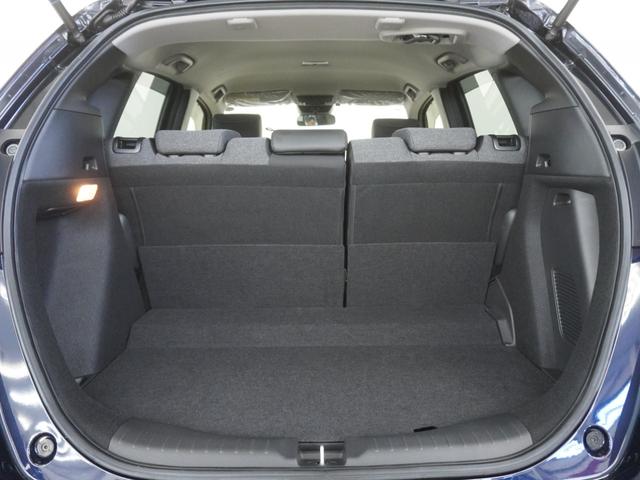 フィット ｅ：ＨＥＶホームブラックスタイル　当社デモカー９インチプレミアムインターナビ　バックカメラ　ホンダセンシング　ＬＥＤオートライト　パーキングソナー　Ｂカメラ　ＤＶＤ再生　アイドリングストップ　オートクルーズコントロール　ＥＴＣ　４ＷＤ（12枚目）