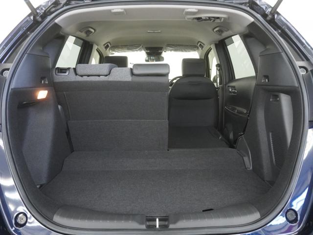 フィット ｅ：ＨＥＶホームブラックスタイル　当社デモカー９インチプレミアムインターナビ　バックカメラ　ホンダセンシング　ＬＥＤオートライト　パーキングソナー　Ｂカメラ　ＤＶＤ再生　アイドリングストップ　オートクルーズコントロール　ＥＴＣ　４ＷＤ（13枚目）