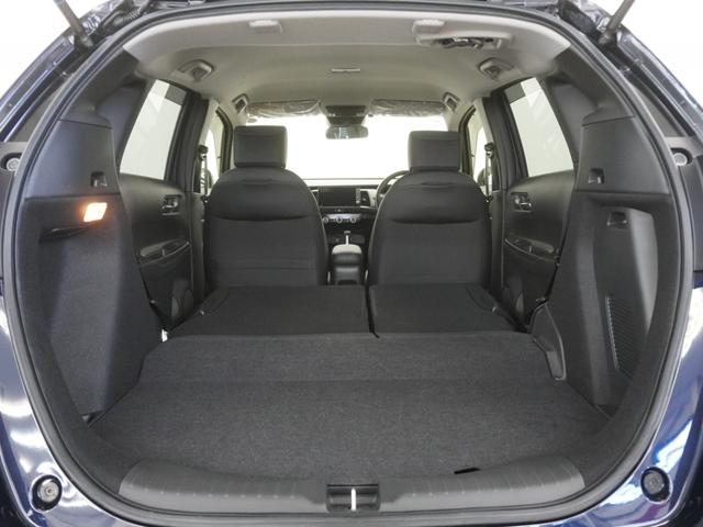 フィット ｅ：ＨＥＶホームブラックスタイル　当社デモカー９インチプレミアムインターナビ　バックカメラ　ホンダセンシング　ＬＥＤオートライト　パーキングソナー　Ｂカメラ　ＤＶＤ再生　アイドリングストップ　オートクルーズコントロール　ＥＴＣ　４ＷＤ（14枚目）