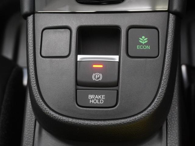 フィット ｅ：ＨＥＶホームブラックスタイル　当社デモカー９インチプレミアムインターナビ　バックカメラ　ホンダセンシング　ＬＥＤオートライト　パーキングソナー　Ｂカメラ　ＤＶＤ再生　アイドリングストップ　オートクルーズコントロール　ＥＴＣ　４ＷＤ（22枚目）