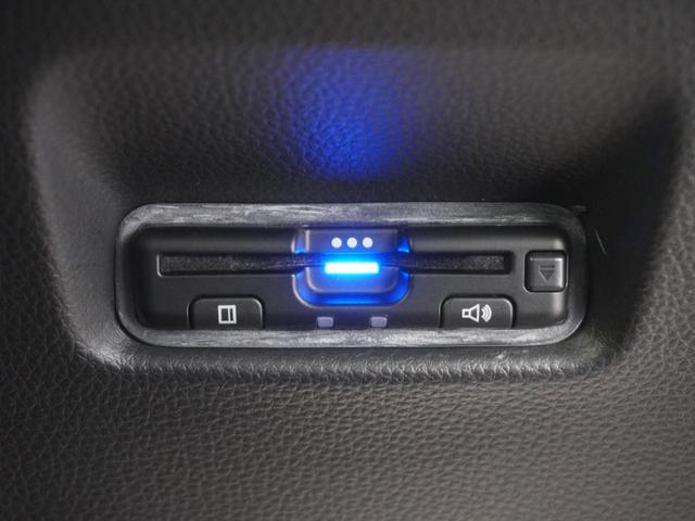 フィット ｅ：ＨＥＶホームブラックスタイル　当社デモカー９インチプレミアムインターナビ　バックカメラ　ホンダセンシング　ＬＥＤオートライト　パーキングソナー　Ｂカメラ　ＤＶＤ再生　アイドリングストップ　オートクルーズコントロール　ＥＴＣ　４ＷＤ（26枚目）
