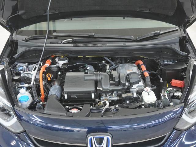 フィット ｅ：ＨＥＶホームブラックスタイル　当社デモカー９インチプレミアムインターナビ　バックカメラ　ホンダセンシング　ＬＥＤオートライト　パーキングソナー　Ｂカメラ　ＤＶＤ再生　アイドリングストップ　オートクルーズコントロール　ＥＴＣ　４ＷＤ（28枚目）